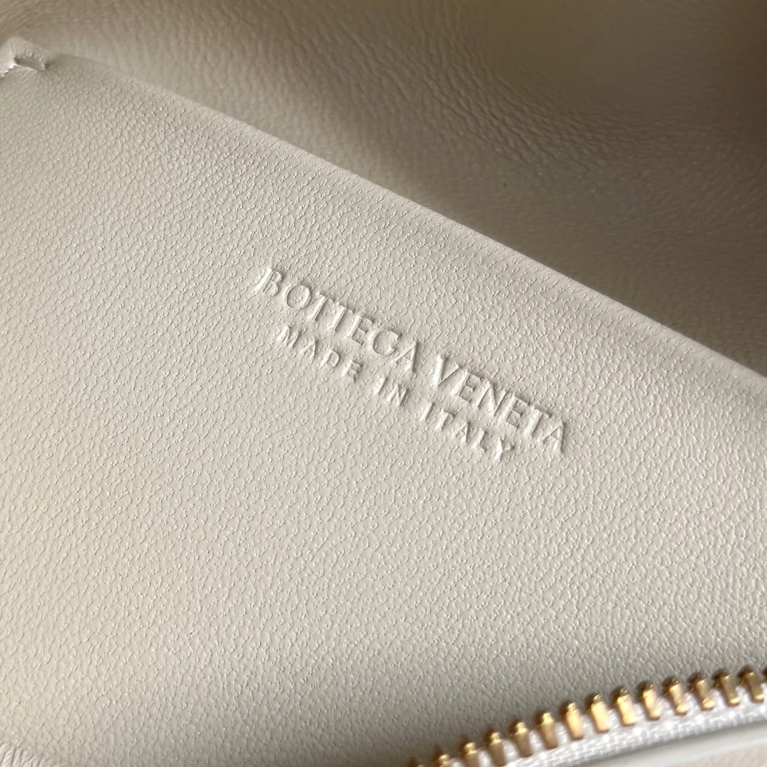 Batch 1480 BOTTEGA VENETA2025 new women's small Soft Vanity cosmetic bag, using the classic Intrecciato weaving technique, inheriting the classics, the ring buckle design 😎 The light metal chain gives you a high-end sense of matching, the chain is removable, and it can be used as a handbag ~ An elegant small bag that is perfect for participating in events. The overall body of the bag is as soft as marshmallow and can be easily kneaded, showing the strong toughness and high-end feel of the leather. The touch of sheepskin is so amazing. It is so healing when pinched! I have absolutely no resistance to small bags! ! ! Style No.: 843800 Color: Sea Salt Size: 19*14*3cm